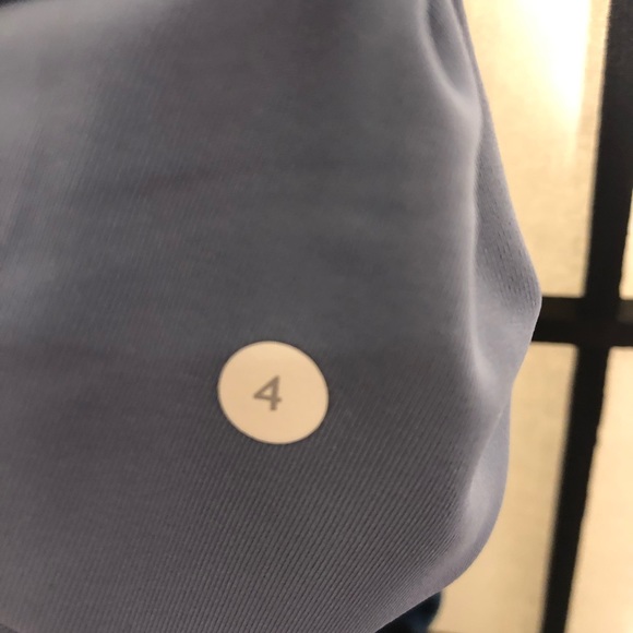 Lululemon blue and black speckled crops. Size 4 - Picture 4 of 4